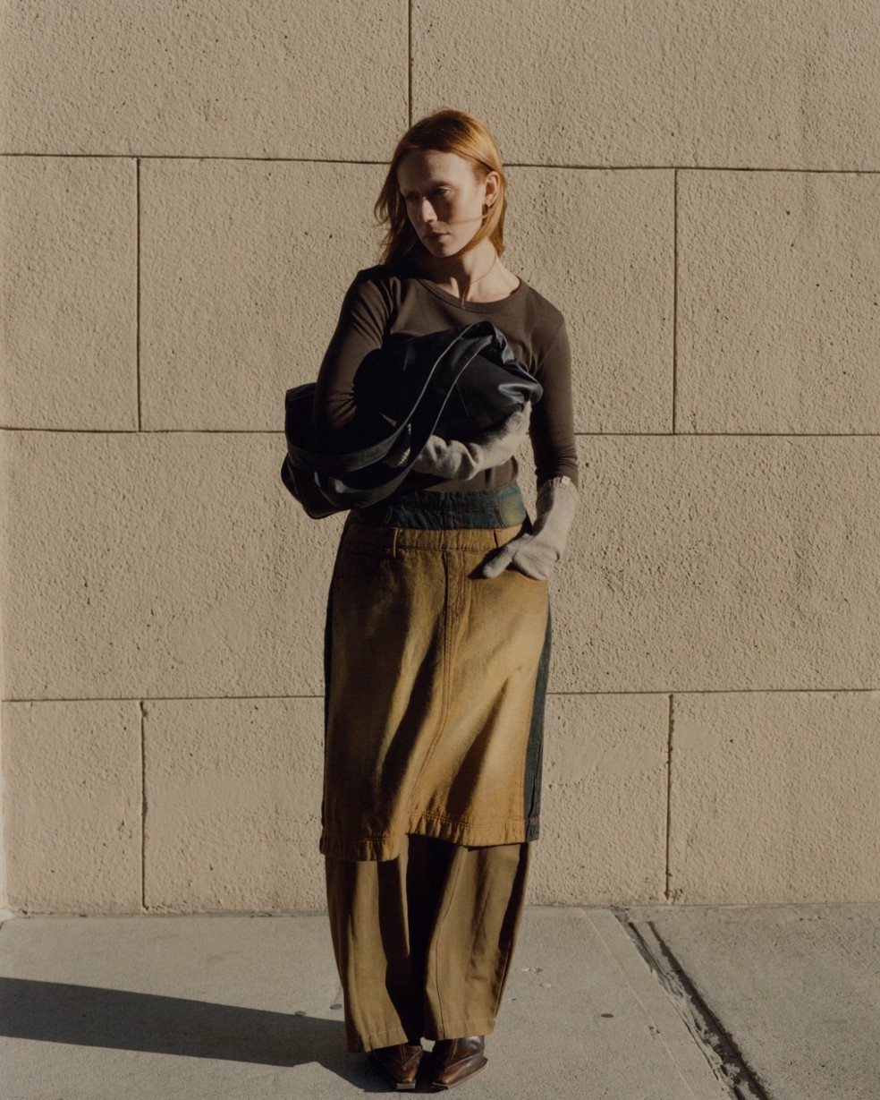 Mariana usa vestido LeBlancStudios; calça Revés; blusa Calomel; sapato Knwls (acervo); bolsa Maraki, luva Tumbao — Foto: Glamour Brasil | Mariana Valente