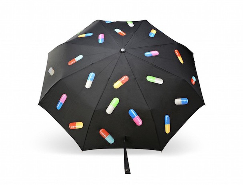 Guarda-chuva da coleção cápsula Moschino Primavera/Verão 2017 (Foto: Reprodução) — Foto: Glamour
