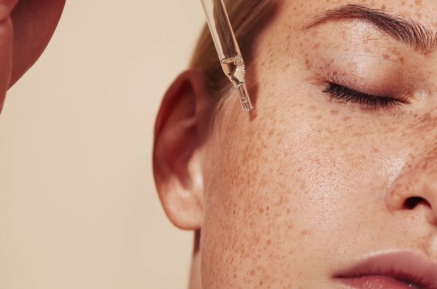 Como usar ácido hialurônico na sua rotina de cuidados com a pele, de acordo com um dermatologista