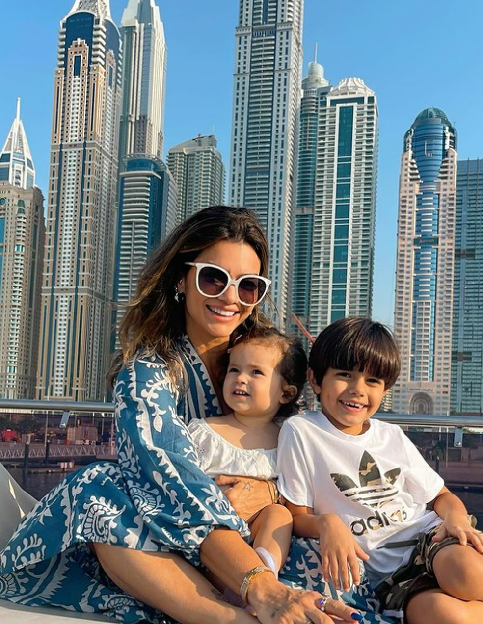 Kelly Key aproveita dia de sol com passeio de lancha em Dubai