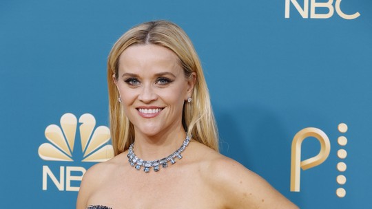Emmy 2022: ao som de Nick Minaj, Reese Witherspoon mostra preparação de look para o evento 