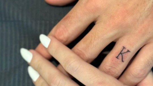 Karoline Lima e Léo Pereira fazem tatuagem juntos: "Breguice de casal"