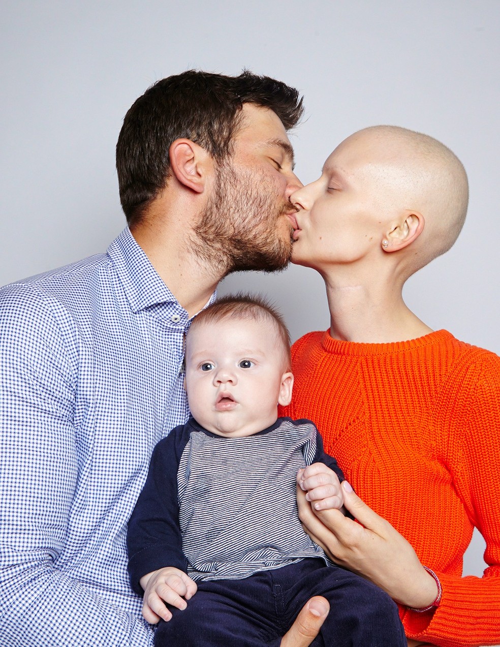 Elizaveta Bulokhova, o marido Roman Troubetskoi e o filho Valentin. (Foto: Manolo Ceron) — Foto: Glamour
