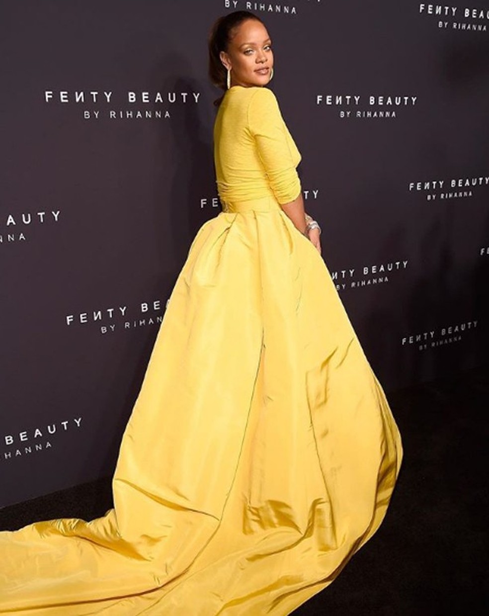 Rihanna durante o lançamento da linha, em Nova York (Foto: Reprodução Instagram) — Foto: Glamour