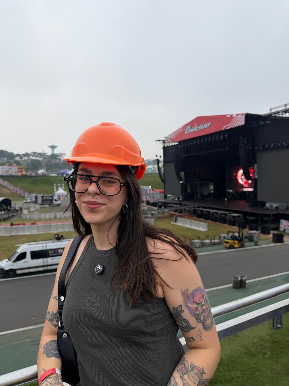 Jeska Grecco visitou a montagem do Lollapalooza 2026 antes do início do festival — Foto: Arquivo pessoal
