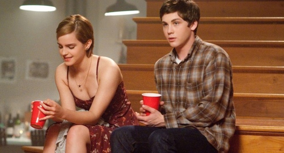 No filme "Vantagens de Ser Invisível", Sam (Ema Watson) conversa com Charlie (Logan Lerman) que é muito introspectivo (Foto: Reprodução) — Foto: Glamour