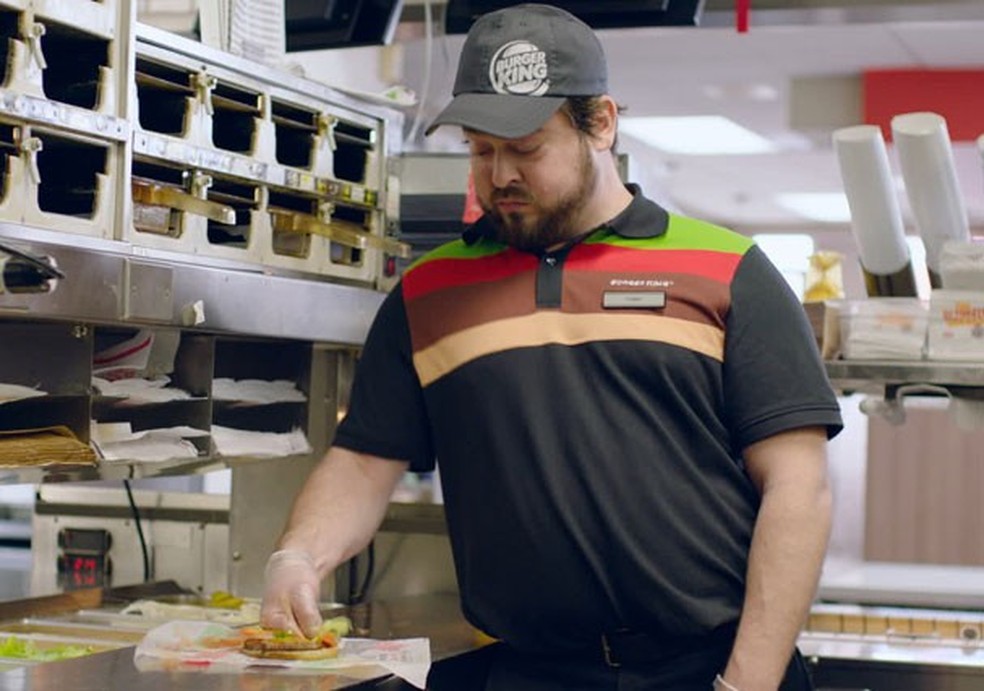 Funcionário esmaga lanche de clientes em comercial do Burger King contra o bullying (Foto: Reprodução/Youtube) — Foto: Glamour