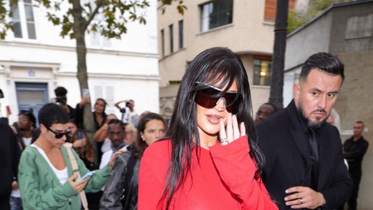 Kylie Jenner mostra silhueta justa na semana de moda de Paris