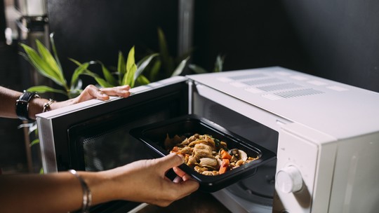 Reaquecer comida "reinicia" o prazo de validade? Entenda quantas vezes é seguro esquentar alimentos