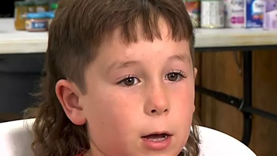 Menino de 9 anos que ajudou a salvar a vida dos pais durante tornado fala: "Eu estava muito assustado"