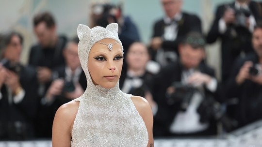 Doja Cat homenageia Choupette, gata herdeira de Karl Lagerfeld, em look para Met Gala 2023