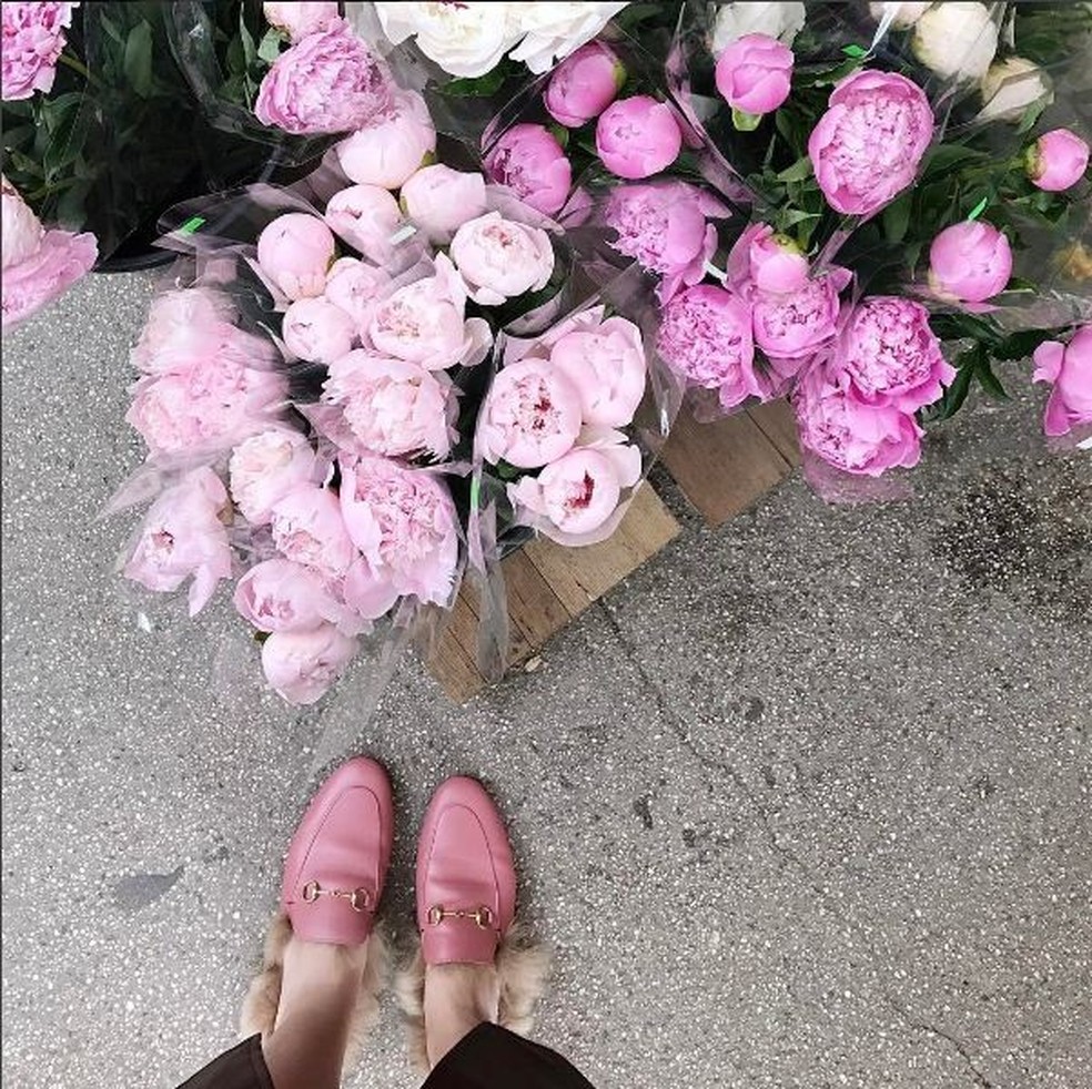 Clique da nossa colunista Vic Ceridono cheio de rosa millenial (Foto: Reprodução/Instagram) — Foto: Glamour