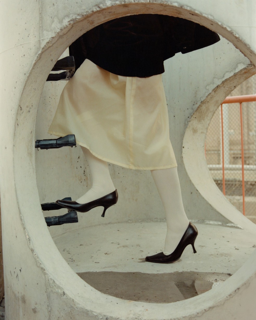 Minissaia Dior; saia Maison Margiela; sapato Jil Sander; meia acervo da stylist — Foto: Glamour Brasil | Mariana Valente