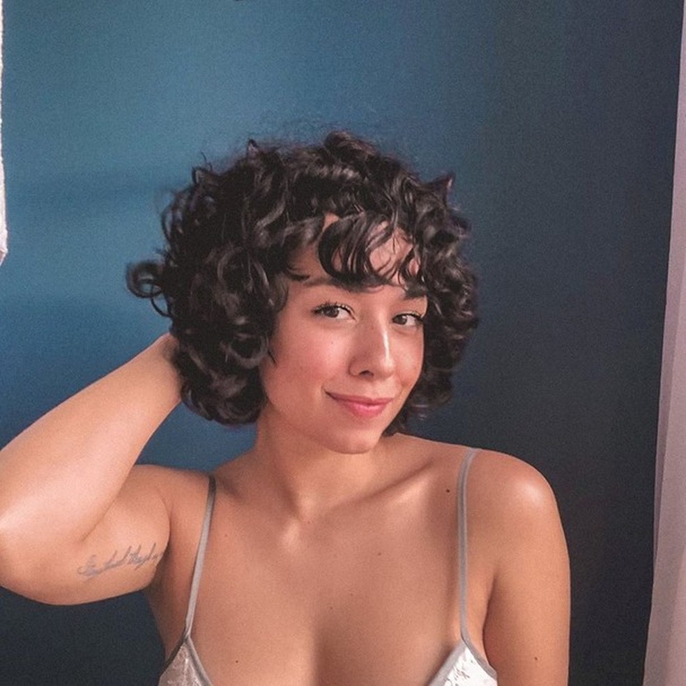 Cabelo curto cacheado com franja (Foto: Reprodução / instagram) — Foto: Glamour