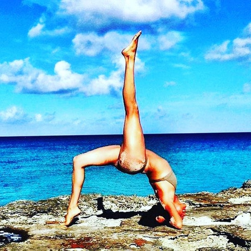 Meghan Markle praticando Yoga na praia (Foto: Reprodução/Instagram) — Foto: Glamour