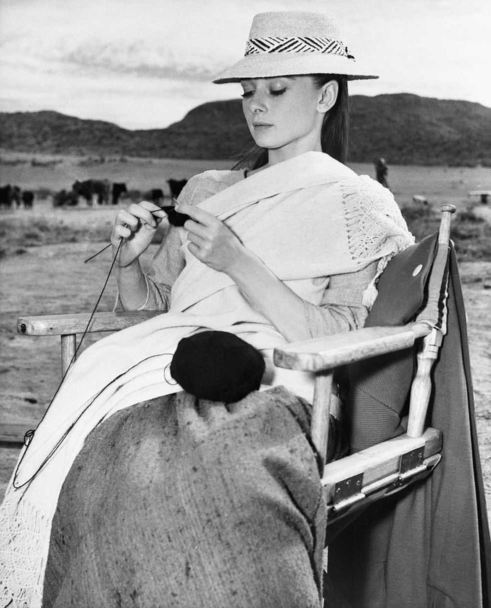 A atriz Audrey Hepburn tricotando, em 1959 — Foto: Getty Images