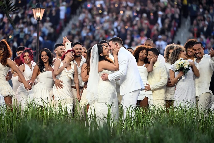 A história por trás do vestido de noiva do show do Bad Bunny no Super Bowl