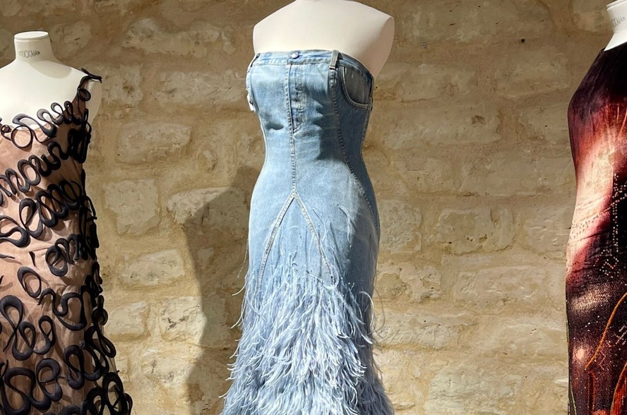 Vestido jeans com penas de avestruz de Jean Paul Gaultier é leiloado por mais de R$ 2 milhões