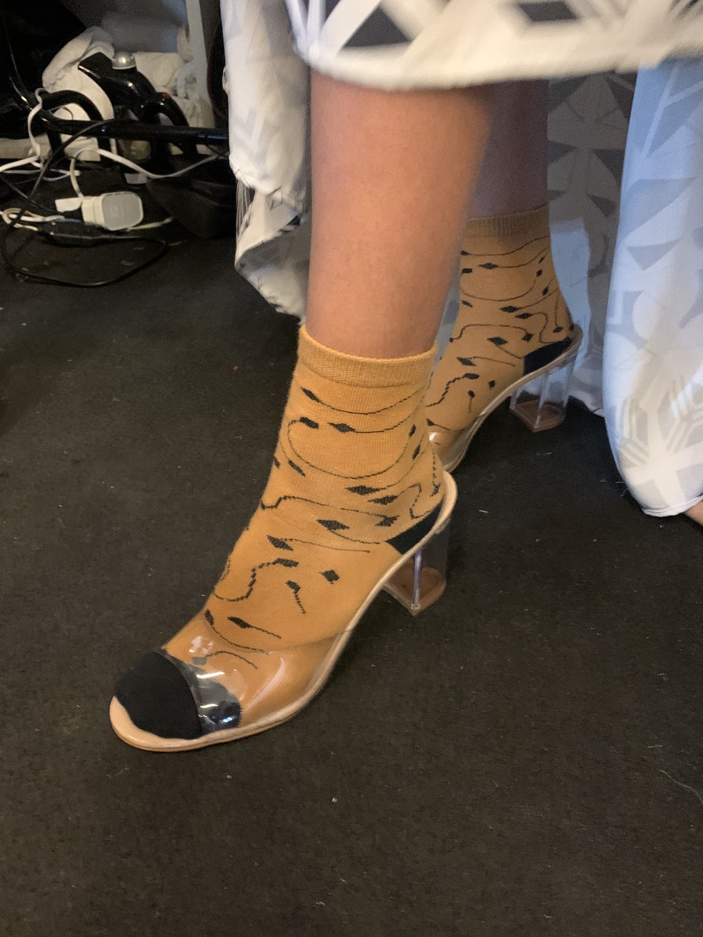 Sandália e meia com estampa exclusiva desenvolvida pela TA Studios — Foto: Reprodução