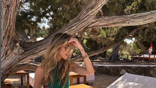 Carol Dias capricha na pose em clique poderoso em Ibiza