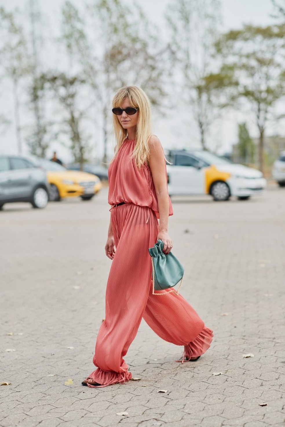 Living Coral: looks direto do street style com a cor de 2019 (Foto: Imaxtree) — Foto: Glamour