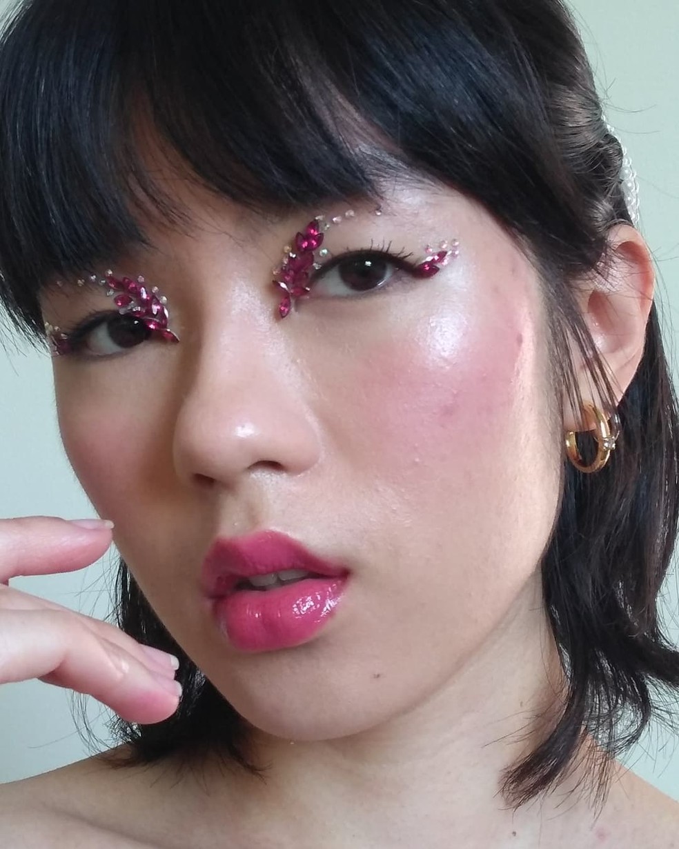 Essas makes com strass, cristais e pedrarias valem por uma fantasia completa — Foto: Instagram @letharumi