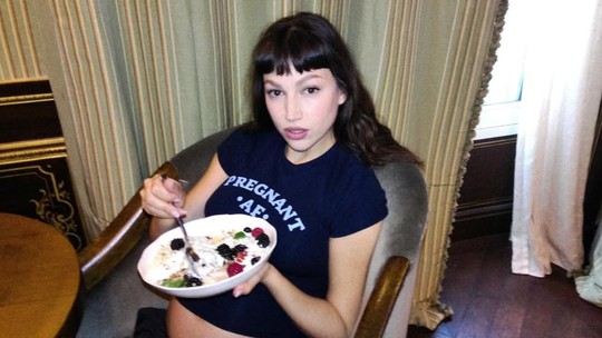 Após marcar presença na PFW, Úrsula Corberó abre álbum de fotos e arranca elogios:"Gravidinha mais linda"