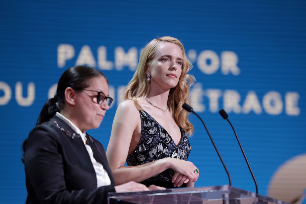 Ildikó Enyedi e Stacy Martin na cerimônia de premiação do Festival de Cannes 2023 — Foto: Getty Images