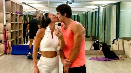 Sabrina Sato e Nicolas Prattes trocam beijos em treino na academia