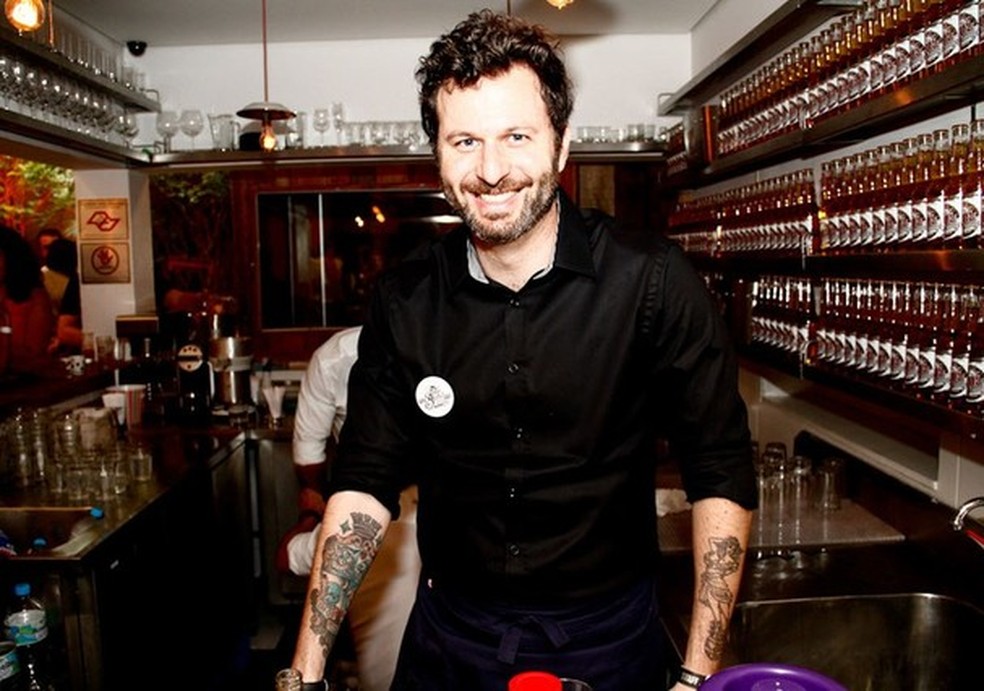 Alexandre D'Agostino, bartender do Spot (Foto: Carolina Krieger/Divulgação) — Foto: Glamour