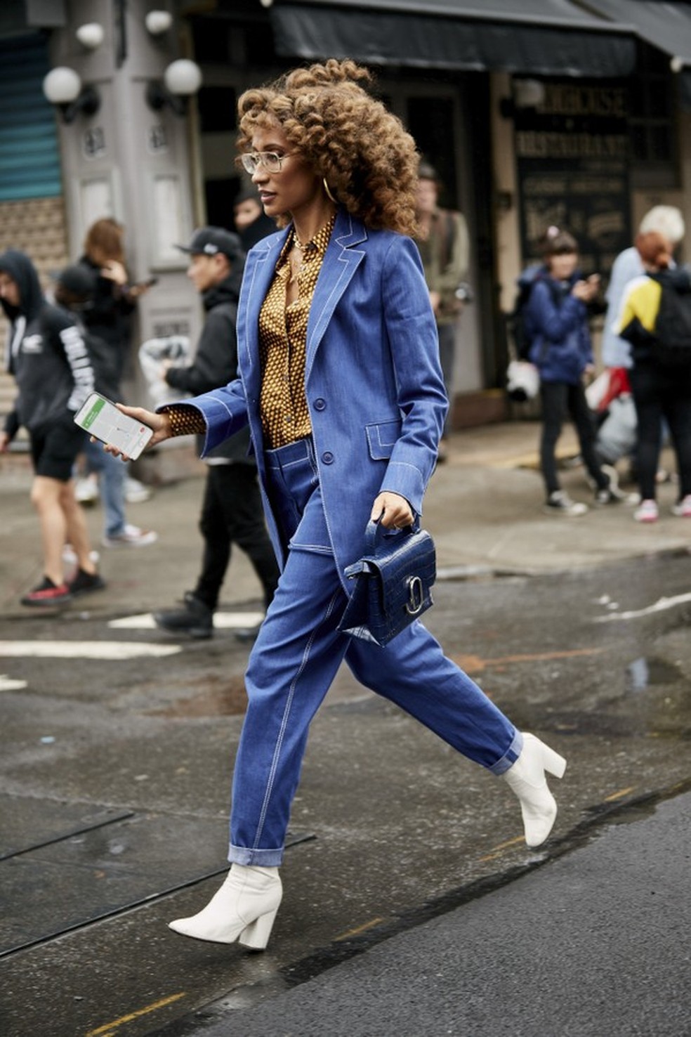 Jeans colorido ser hit absoluto no ver o 2019 veja como usar