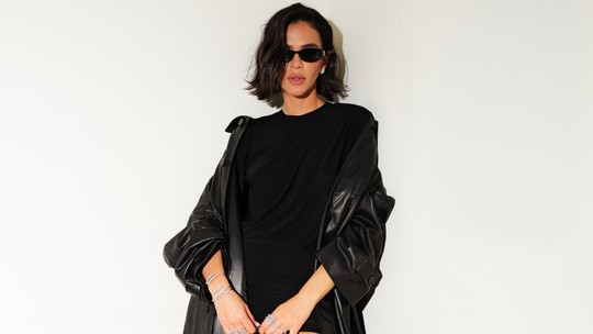 Bruna Marquezine chega à Semana de Moda de Milão com look all black Bruna Marquezine chega à Semana de Moda de Milão com look all black