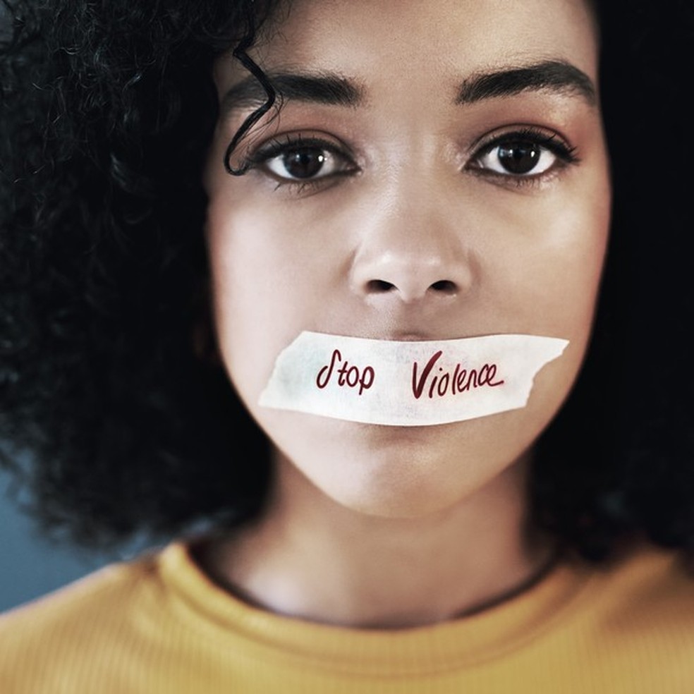 X atos que são violência doméstica e você provavelmente não percebe (Foto: Getty Images) — Foto: Glamour