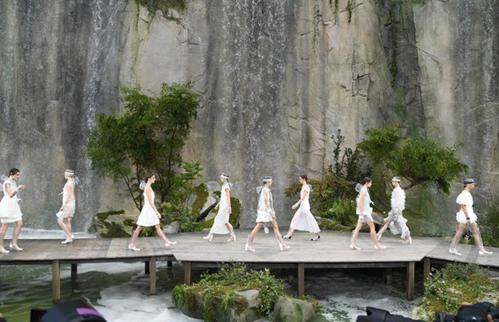 PARIS, FRANCE - OCTOBER 03: Models walk the runway during the Chanel Paris show as part of the Paris Fashion Week Womenswear Spring/Summer 2018 on October 3, 2017 in Paris, France. (Photo by Pascal Le Segretain/Getty Images) (Foto: Getty Images) — Foto: Glamour