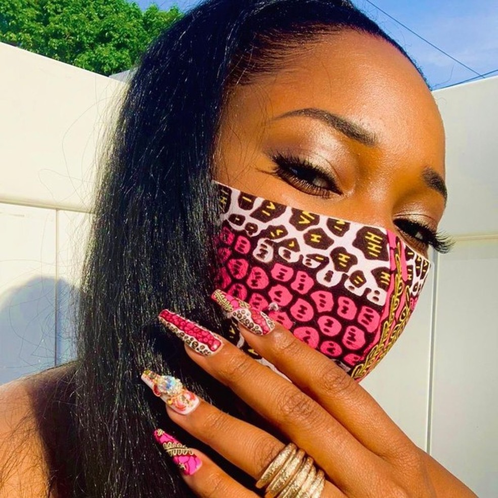 As gringas estão combinando as unhas com as máscaras (Foto:  ) — Foto: Glamour