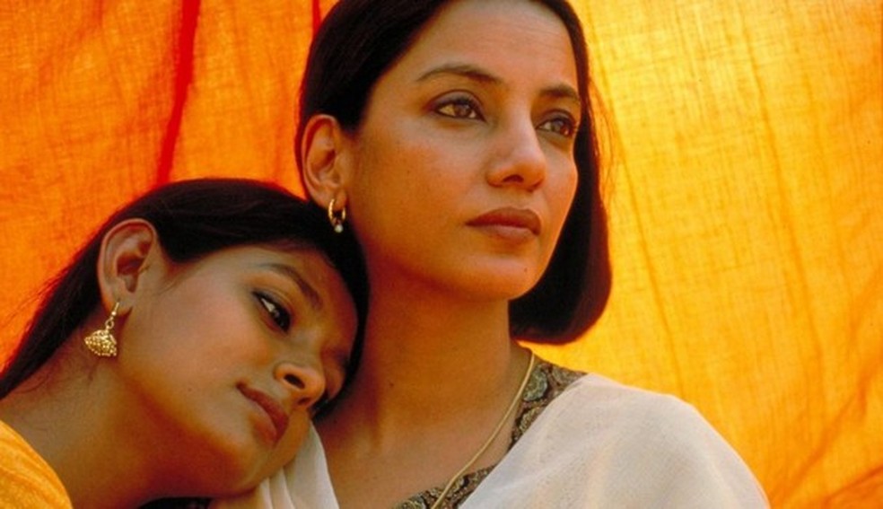 Sem o afeto dos respectivos maridos, as cunhadas Sita e Radha encontram uma na outra o amor que jamais tiveram (Foto: Divulgação) — Foto: Glamour