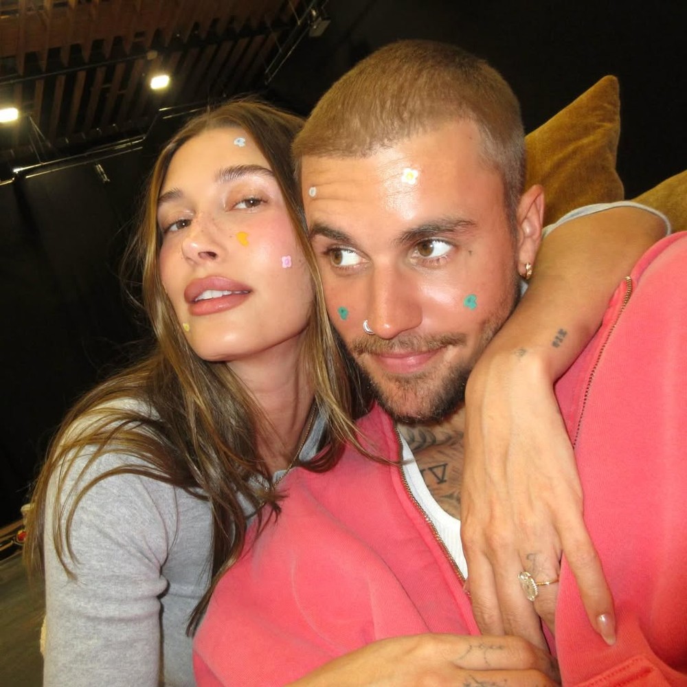 Hailey Bieber mostra momento de skincare ao lado de Justin Bieber e ...