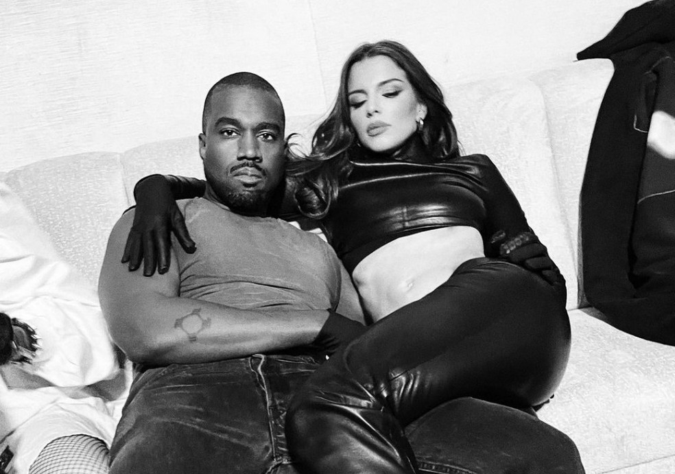 Tendência? Julia Fox aparece mais uma vez com luvas ao sair com Kanye West — Foto: Instagram @ricardogomesinst