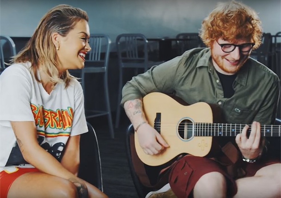Ed Sheeran e Rita Ora cantam 'Your Song', música que ele compôs para ela