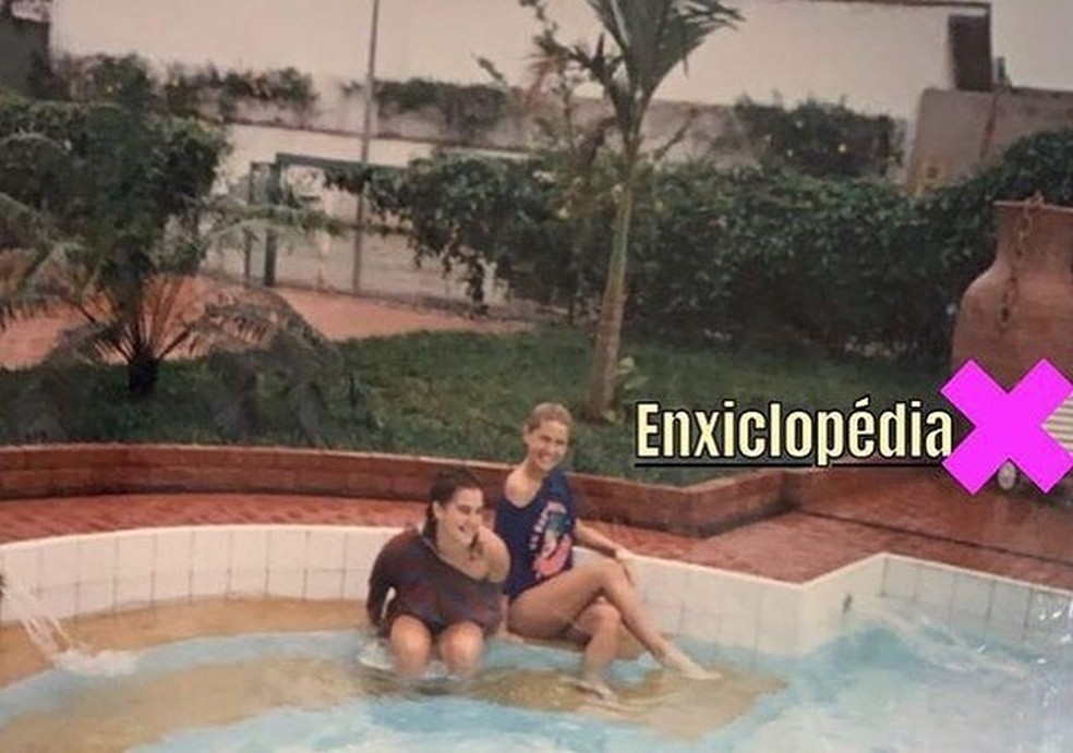 Andréa Veiga relembra banho de piscina com Xuxa (Foto: Reprodução Instagram) — Foto: Glamour