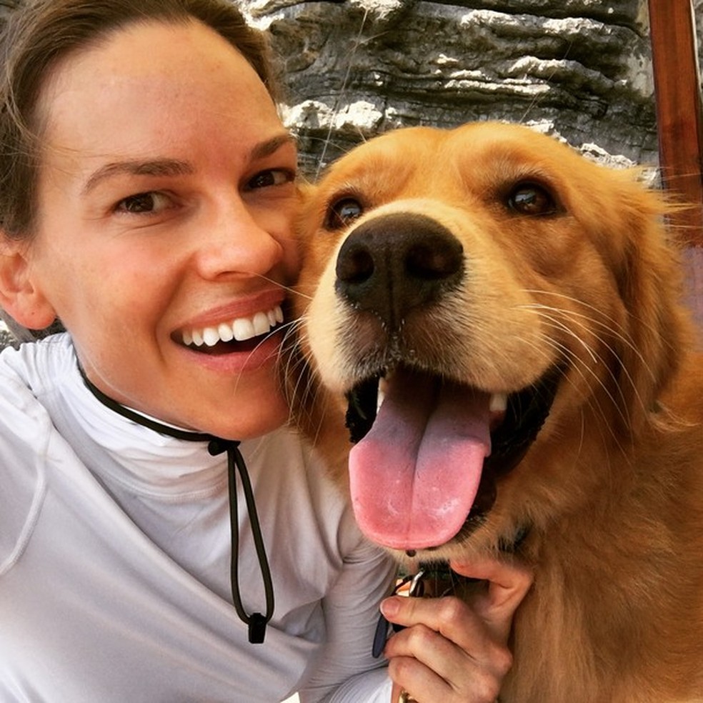 Hilary Swank com um de seus cachorros (Foto: Instagram/Reprodução) — Foto: Glamour