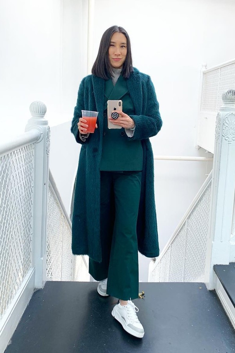 Quer se vestir como uma girl boss? É só se inspirar nos looks de Eva Chen!