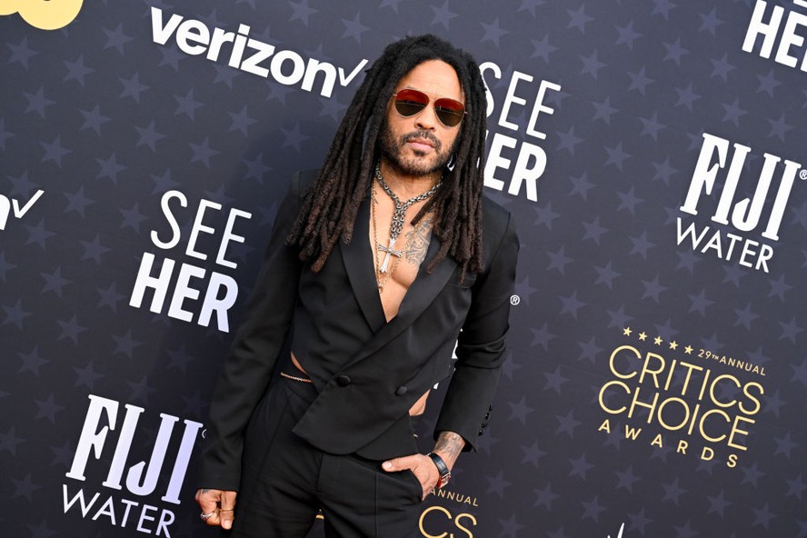 Critics Choice Awards 2024 Lenny Kravitz ousa e chega ao prêmio com