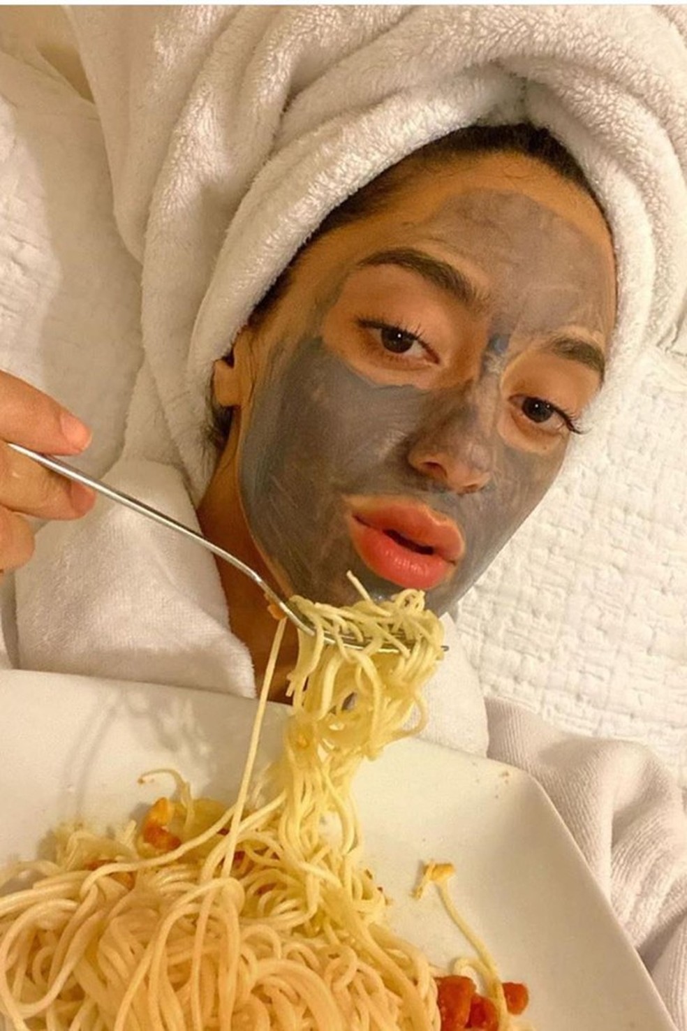 Quer dar um up no clique de máscara facial com macarrão? Enrole os cabelos numa toalha (Foto: Instagram/Reprodução) — Foto: Glamour