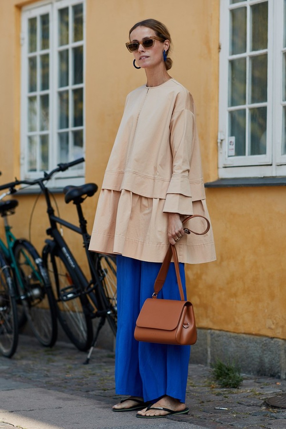 É bolsa ou é pasta? (Foto: Imaxtree) — Foto: Glamour