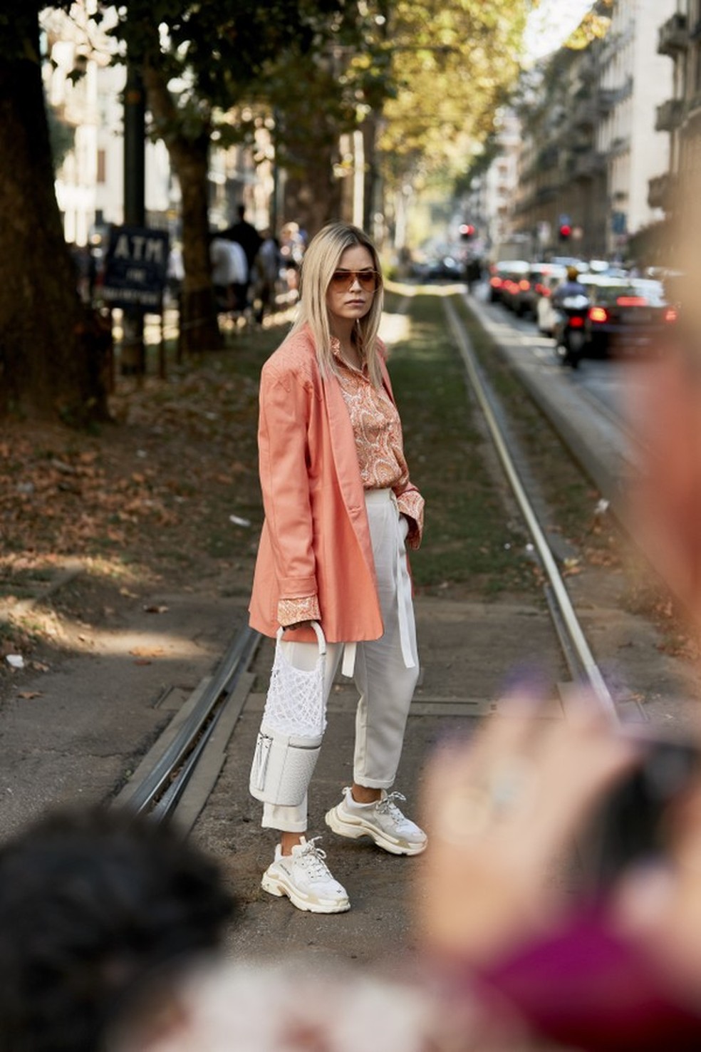 Living Coral: looks direto do street style com a cor de 2019 (Foto: Imaxtree) — Foto: Glamour