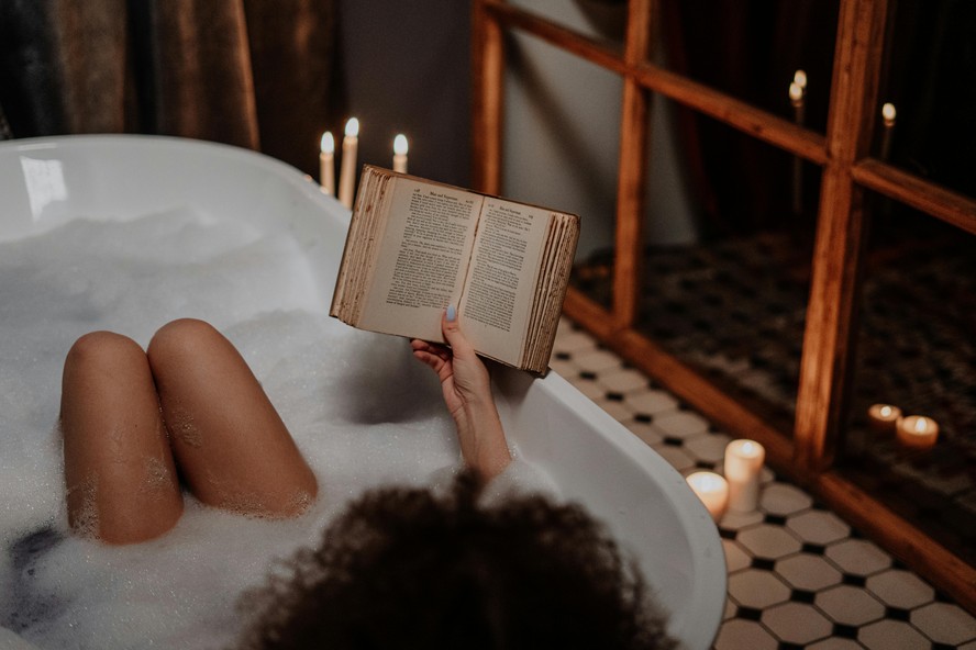 O banho no escuro pode melhorar a higiene do sono? Entenda a trend do 'dark showering'
