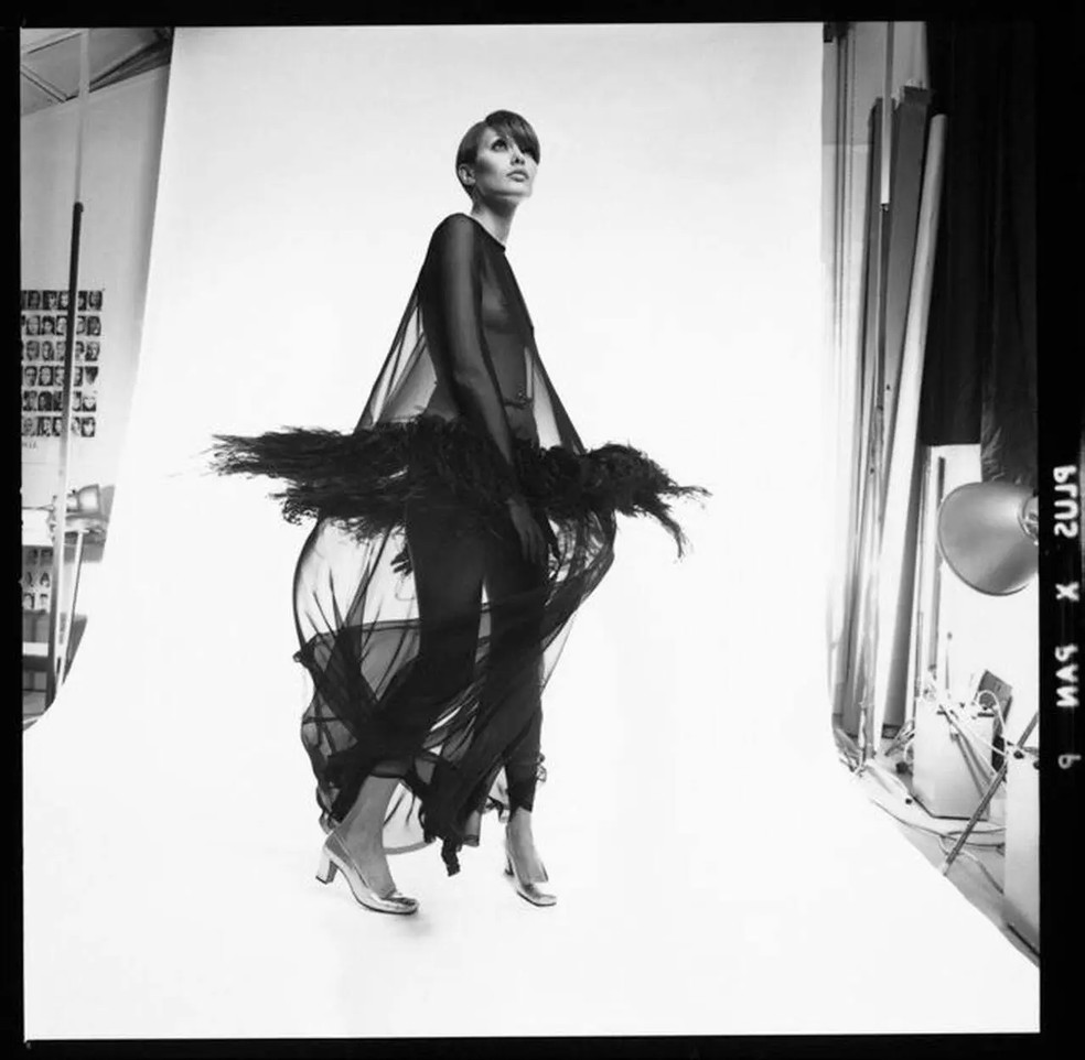 Em 1968, Yves Saint Laurent causou polêmica ao lançar uma blusa de chiffon transparente — Foto: Reprodução