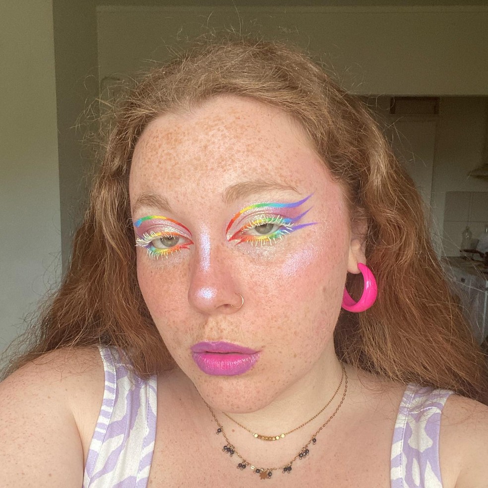 Ideias de maquiagens coloridas para looks festivos o ano todo — Foto: @delphie_makeup
