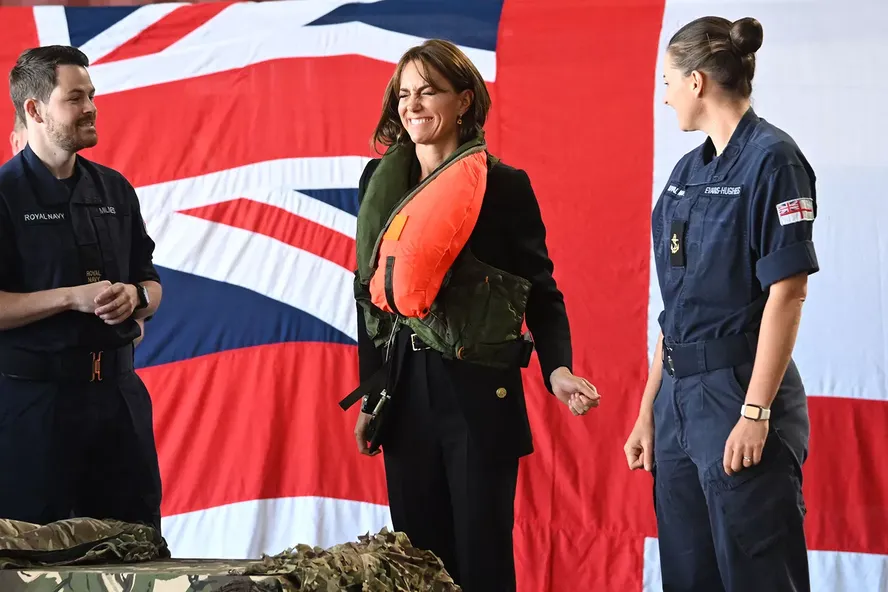 Kate Middleton tem ataque de risos enquanto infla colete salva-vidas durante exercício naval